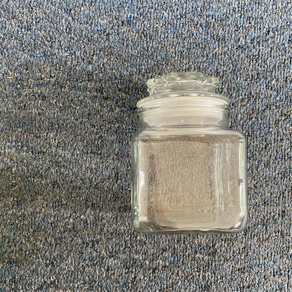 Vintage 2 glass jars one clear and one green W/lids - Picture 4 of 15